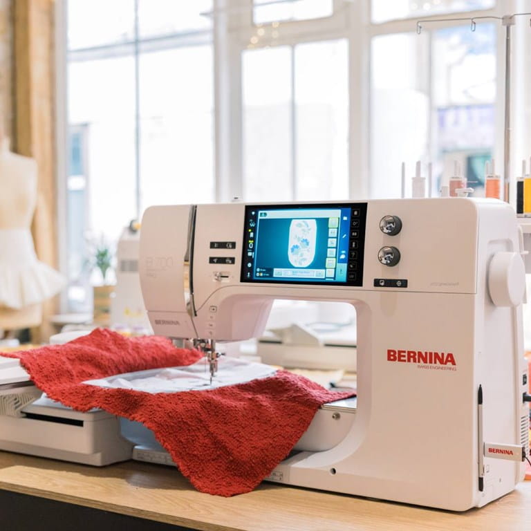 プロフェッショナルBERNINA刺繍機作業中